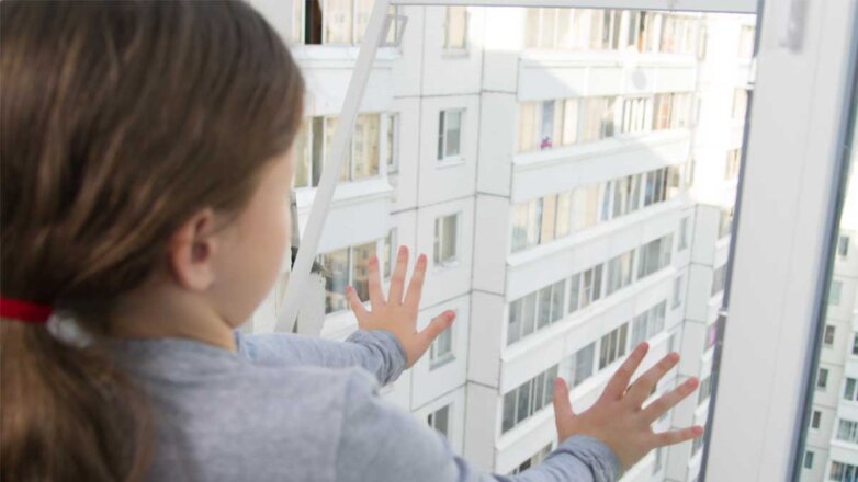 "Супергерой" поймал двухлетнюю девочку, упавшую с 12-го этажа: видео