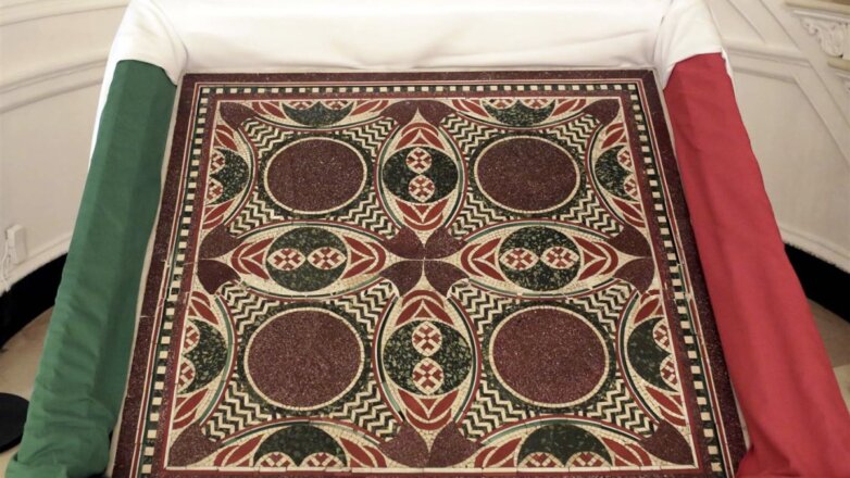 Прослуживший более 40 лет журнальный столик оказался мозаикой императора Калигулы