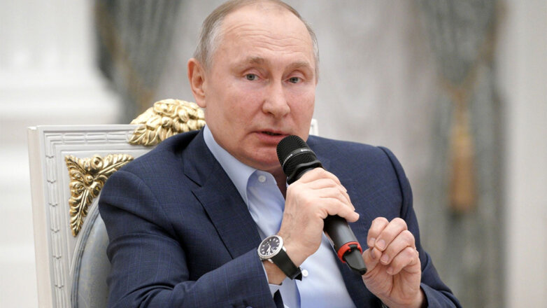 Президент России Владимир Путин с микрофоном