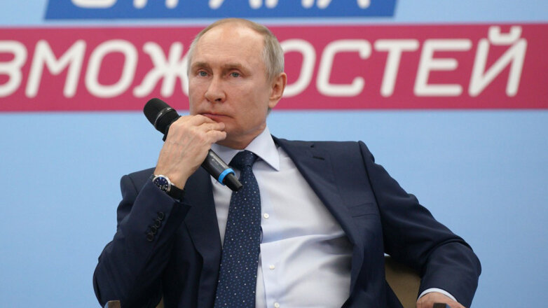Президент РФ Владимир Путин с микрофоном На заседании наблюдательного совета АНО