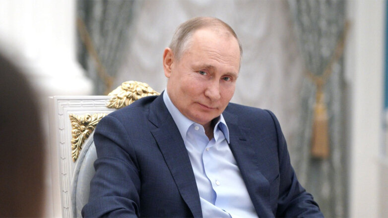 Владимир Путин в кресле улыбка взгляд
