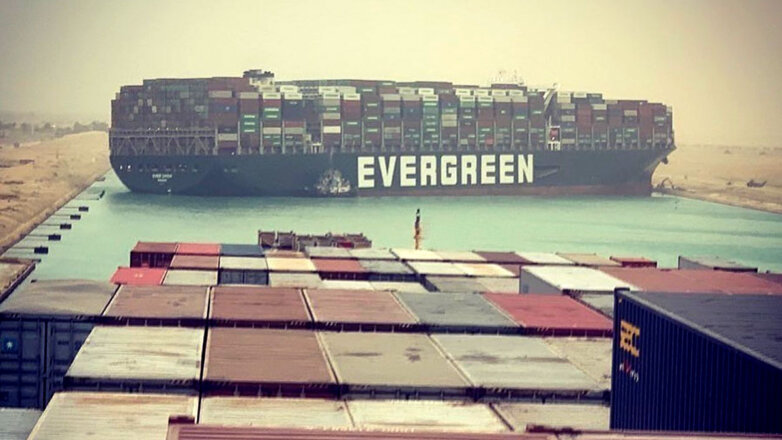 Снятый с мели контейнеровоз вновь встал почти поперек Суэцкого канала