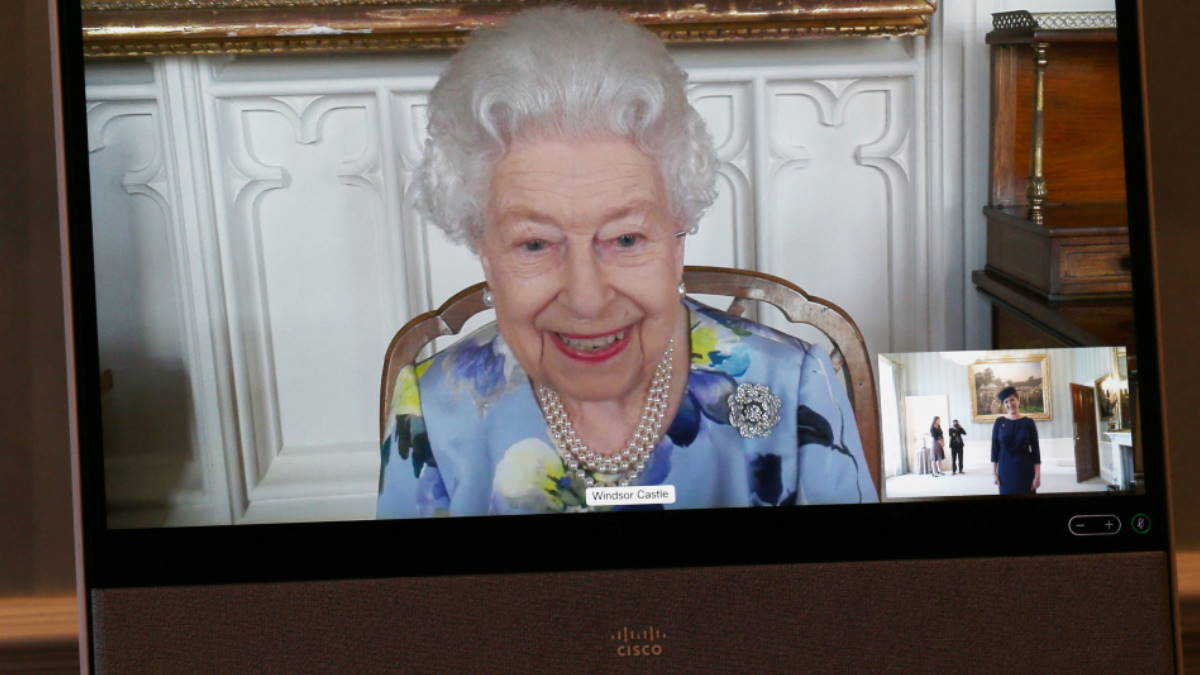 "Это ужасно": Елизавета II рассмеялась после напоминания о возрасте