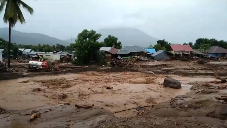 Наводнение и оползни в Индонезии унесли жизни десятков людей