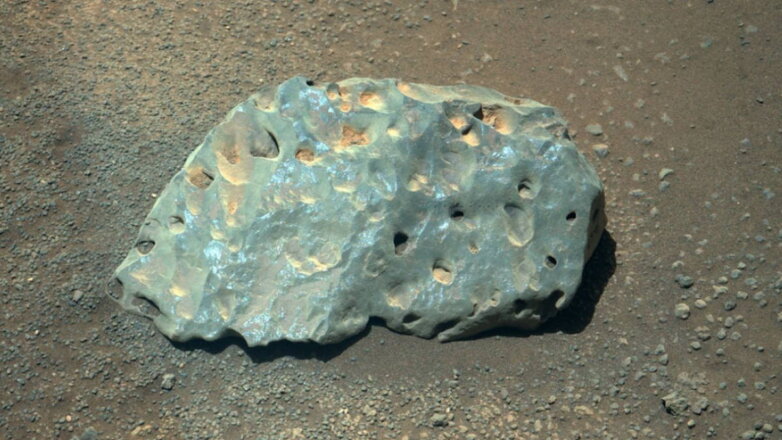 Ровер Perseverance нашел на Марсе необычный голубой камень
