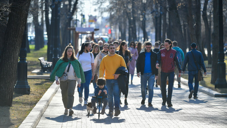 Теплая солнечная погода в Москве