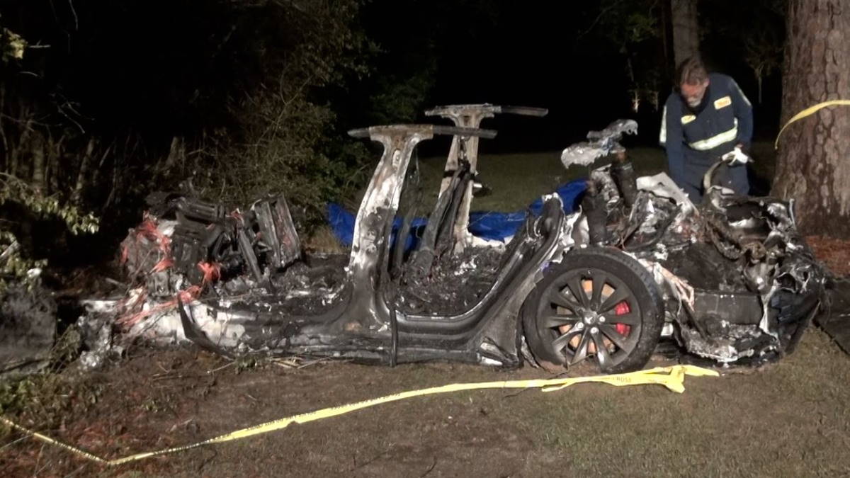 Электромобиль Tesla попал в аварию в режиме автопилота, два человека погибли