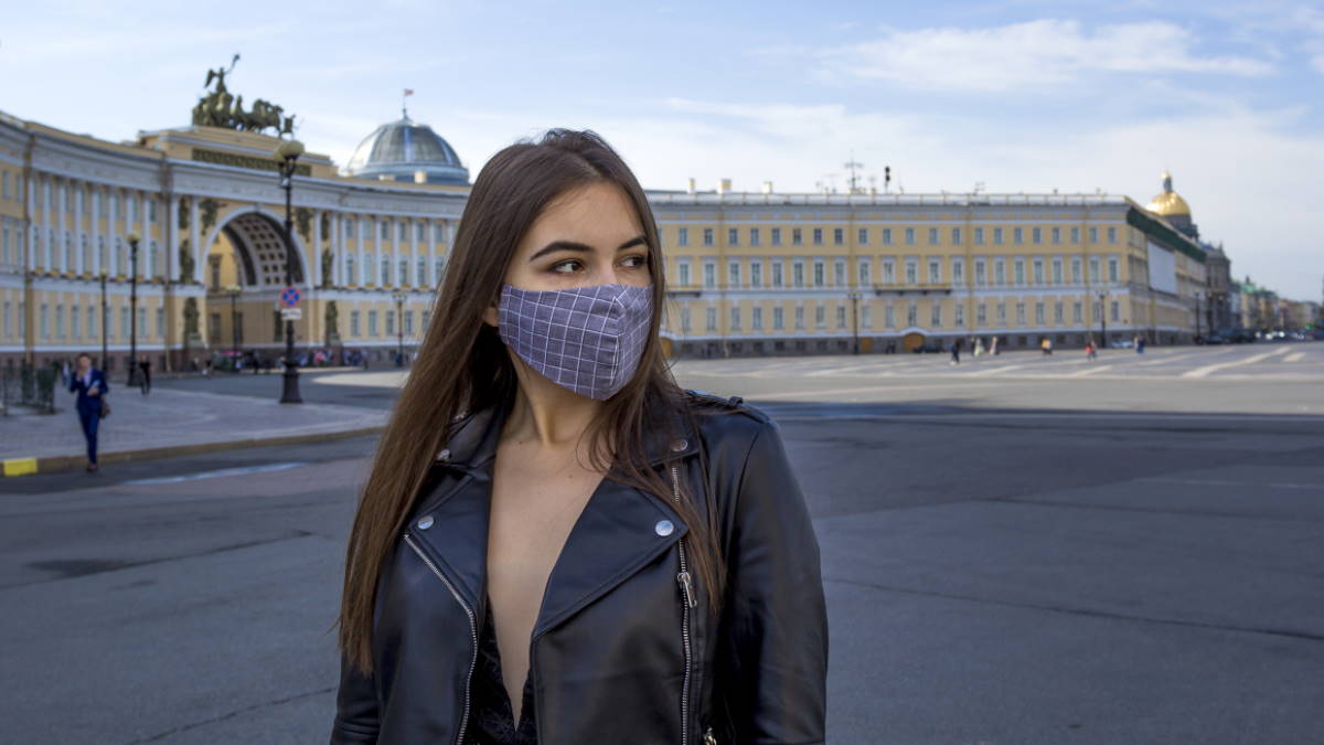 В Санкт-Петербурге продлили действие антиковидных мер до конца 2022 года