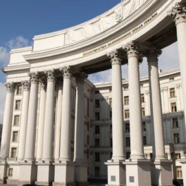Украинцам с документом о воинском учете разрешили получать консульскую помощь за границей