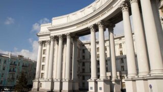 Украинцам с документом о воинском учете разрешили получать консульскую помощь за границей