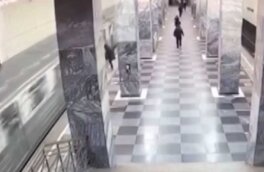 В метро Москвы пассажира избили и столкнули на рельсы: видео