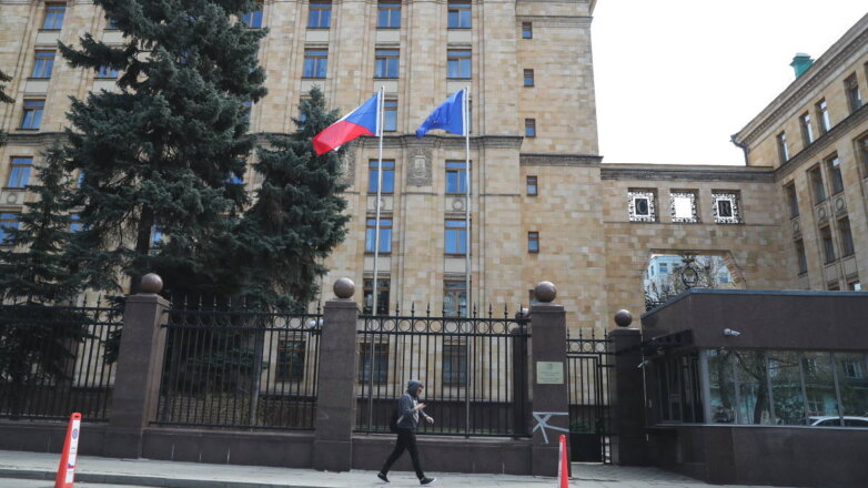 Названо число дипломатов, которые останутся в посольстве Чехии в России