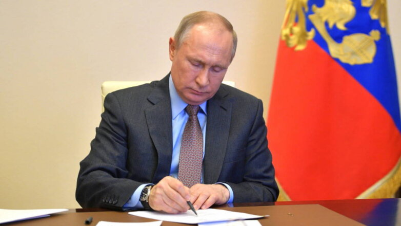Новые сроки Путина, миллионные штрафы, гаражная амнистия: список новых российских законов