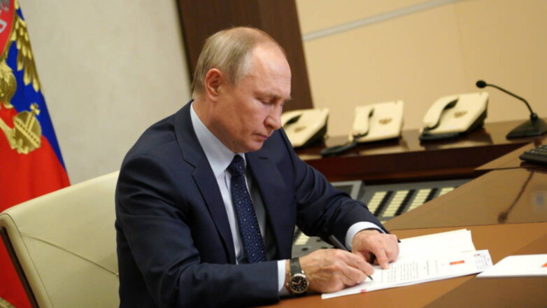Путин подписал закон о выплате на ребенка до 3 лет из средств материнского капитала
