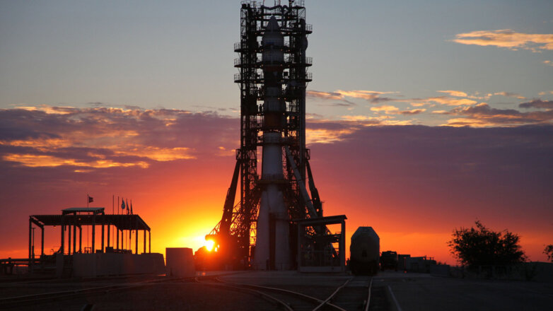 Ракету с "бауманским" кораблем установили на стартовом столе космодрома Байконур