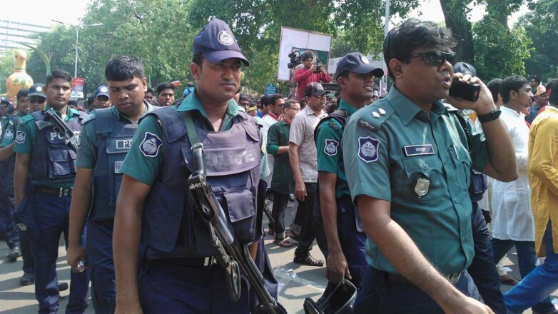 Требовавших повышения зарплаты рабочих застрелила полиция в Бангладеш