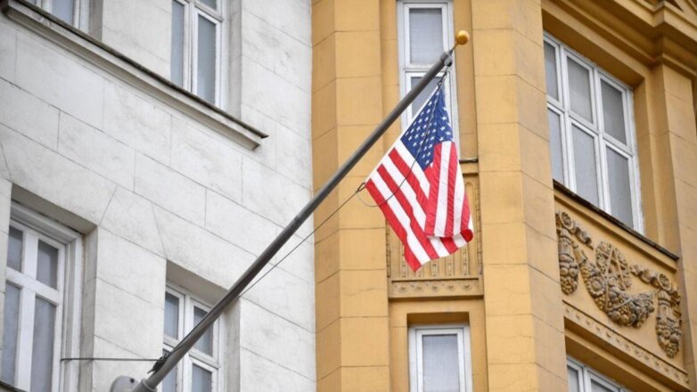Посольство США обещало жестко ограничить выдачу виз россиянам и призвало американцев покинуть РФ