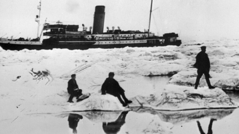 Сквозь льды: как советские боевые корабли впервые прошли Северным морским путем