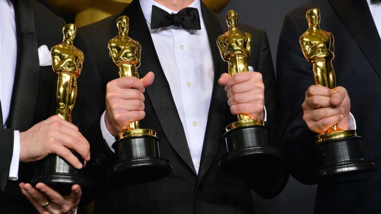 мужские руки статуэтки Оскар Oscar