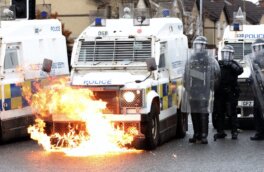 Северную Ирландию охватили крупнейшие массовые беспорядки: что происходит?