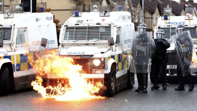 Северную Ирландию охватили крупнейшие массовые беспорядки: что происходит?