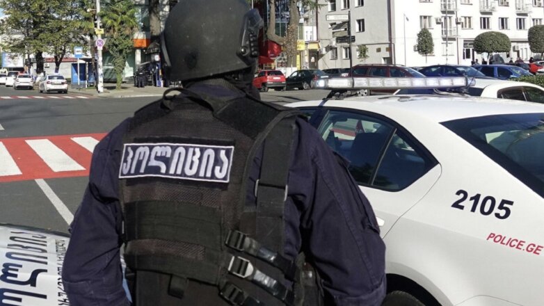 В Тбилиси полиция штурмом взяла банк, где неизвестный захватил заложников