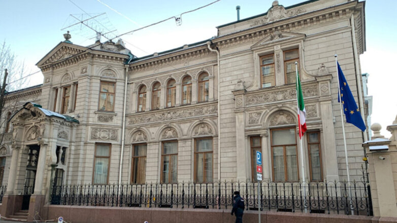 Сотрудника посольства Италии решено выслать из России