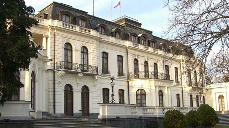 Стены посольства России в Праге облили кетчупом, задержаны семь человек