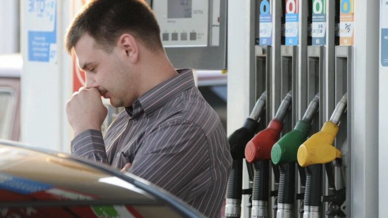 Рост цен на топливо в России в 2021 году объяснили в ФАС