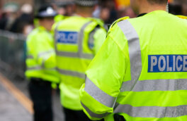 The Times: свыше 420 человек задержала британская полиция после убийства трех девочек в Саутпорте