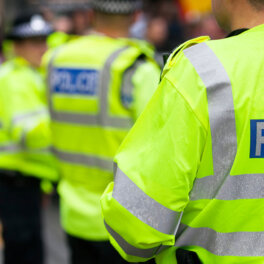 The Times: свыше 420 человек задержала британская полиция после убийства трех девочек в Саутпорте