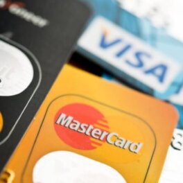 Карты Visa и MasterCard продолжат работать в России, заявили в ЦБ
