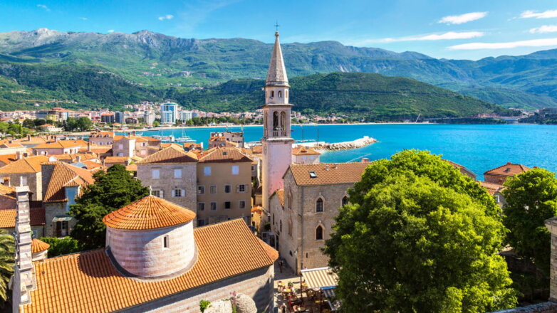Почти 100 человек отравились на популярном черногорском курорте