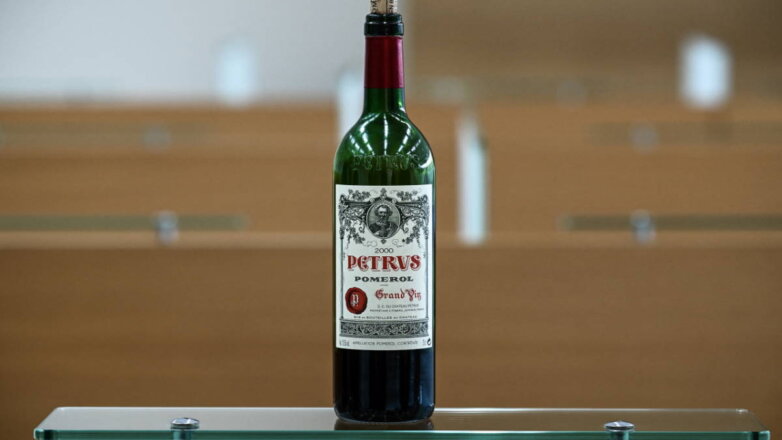 Бутылка красного вина Petrus