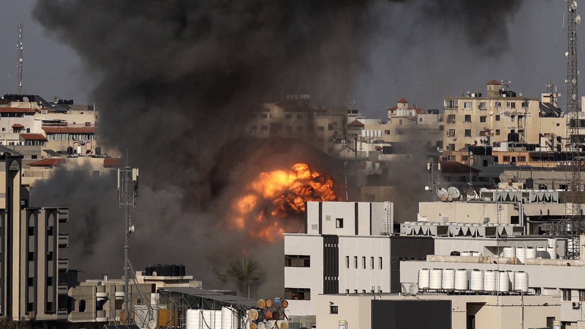 Израиль обстреливает сектора Газа