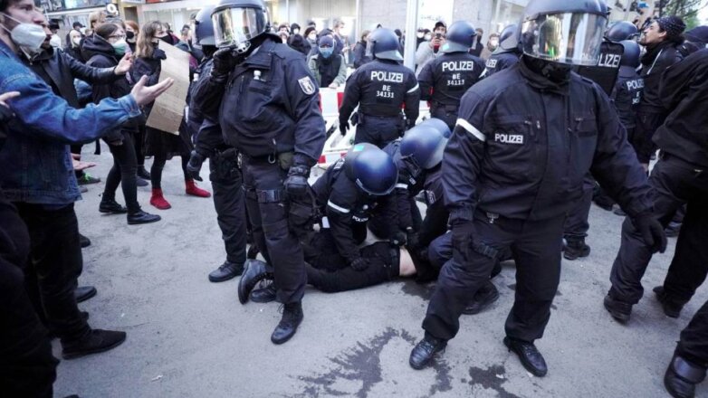 Жесткие задержания начались на демонстрации в Берлине