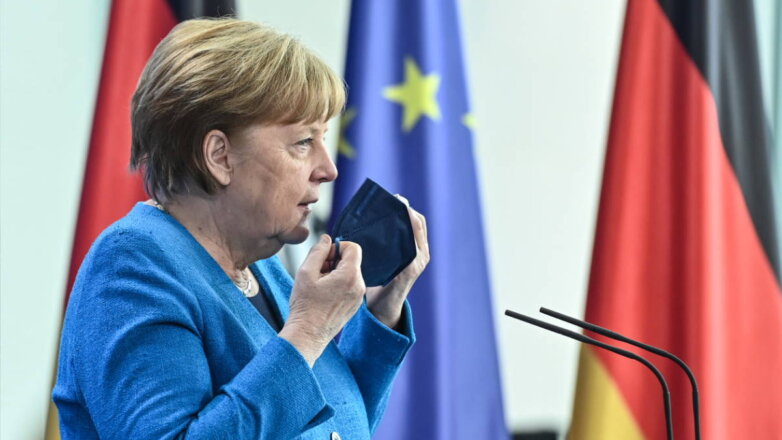 Ангела Меркель маска в руках