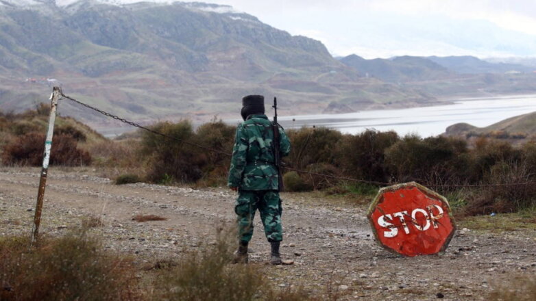 Пограничник Азербайджана на границе с Ираном
