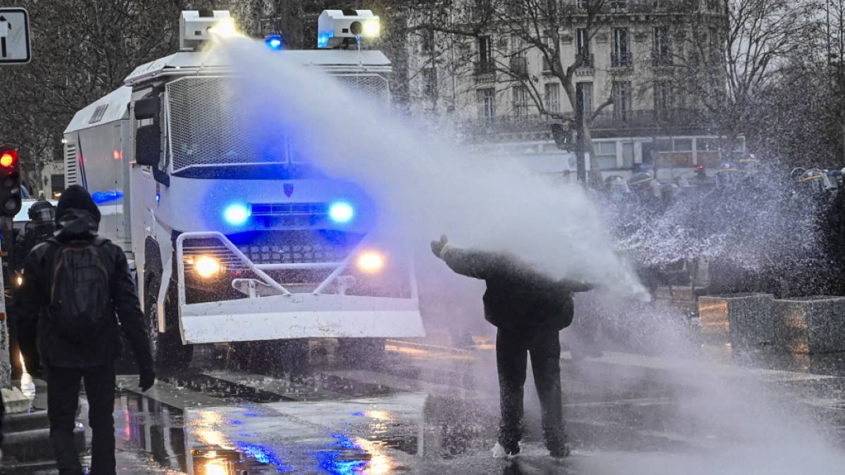 Парижская полиция применила водометы во время акции в поддержку Палестины