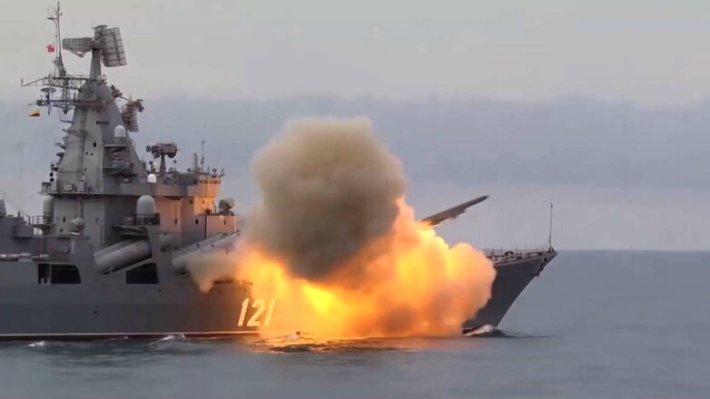 Крейсер Москва выполняет стрельбу крылатой противокорабельной ракетой Вулкан в Чёрном море