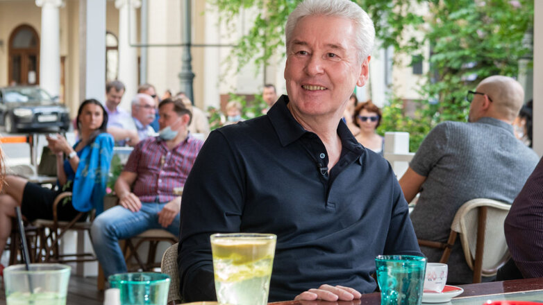 Мэр Москвы Сергей Собянин в ресторане на летней веранде