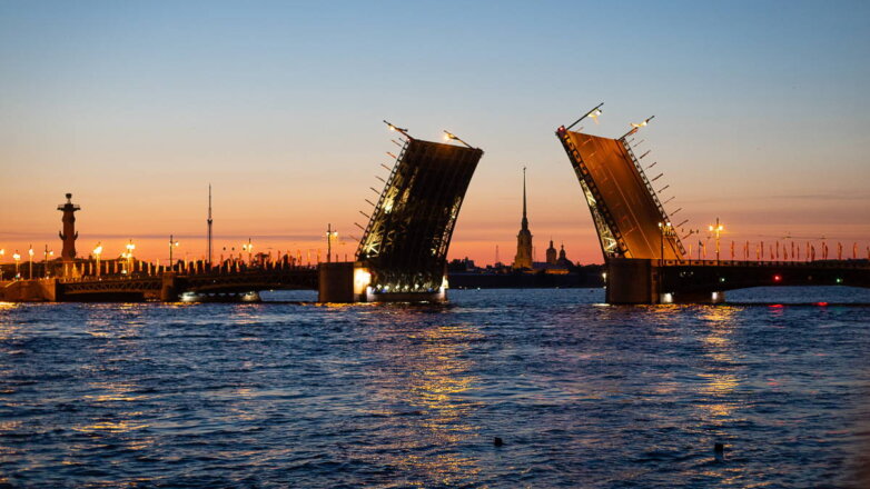 День города в Санкт-Петербурге начнется с "Поющих мостов" и лазерного шоу
