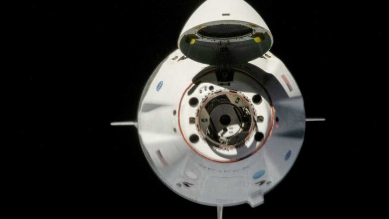 Crew Dragon с первым в истории экипажем из космических туристов вернулся на Землю: видео
