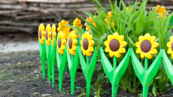 Лебеди из шин и другие арт-объекты: какой декор испортит участок