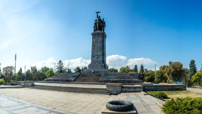 Президент Болгарии выступил против сноса памятника Советской армии