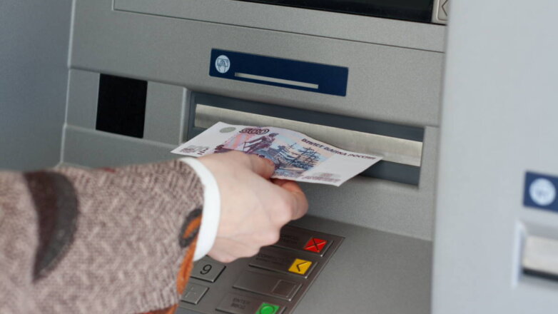 Россияне стали массово забирать наличные из банков