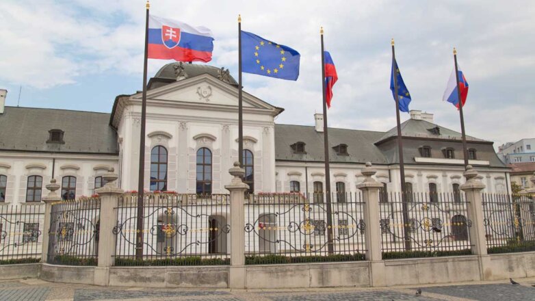871617 Главная площадь перед зданием парламента в Братиславе, Словакия