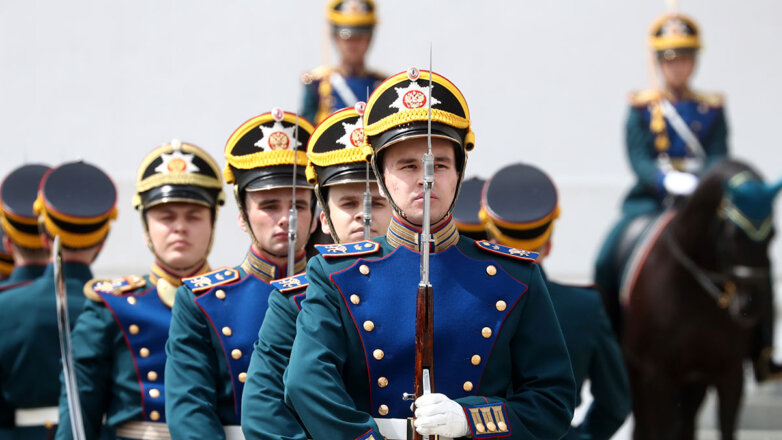 Разводы караулов в Московском Кремле возобновили после годового перерыва