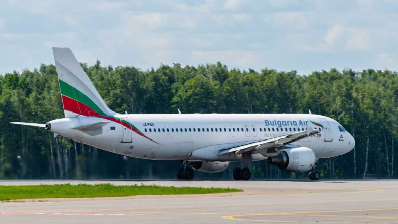 Самолет авиакомпании Bulgaria Air на аэродроме аэропорта Внуково