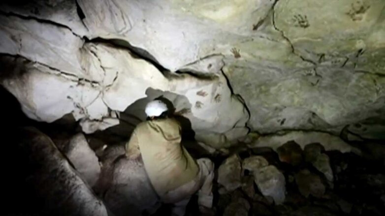 В древней пещере майя обнаружены загадочные красные и черные отпечатки ладоней